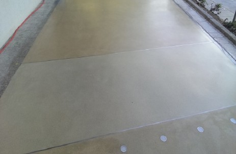 Bodenleuchte im CreaPhalt-Terrazzo Boden 2-farbiger Farbasphalt Terrazzo mit Bodenleuchten