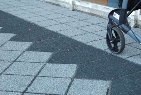 CreaStone Asphaltvorsatz mit Fugen Plattenverband und Bischhofsmützen im Asphaltvorsatz