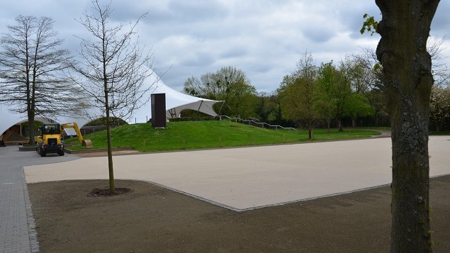 Asphalt facing as park design Optics water-bound cover on asphalt surface layer