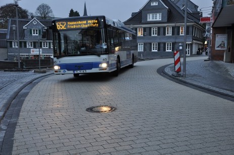 BusPhalt geprägt in gelb